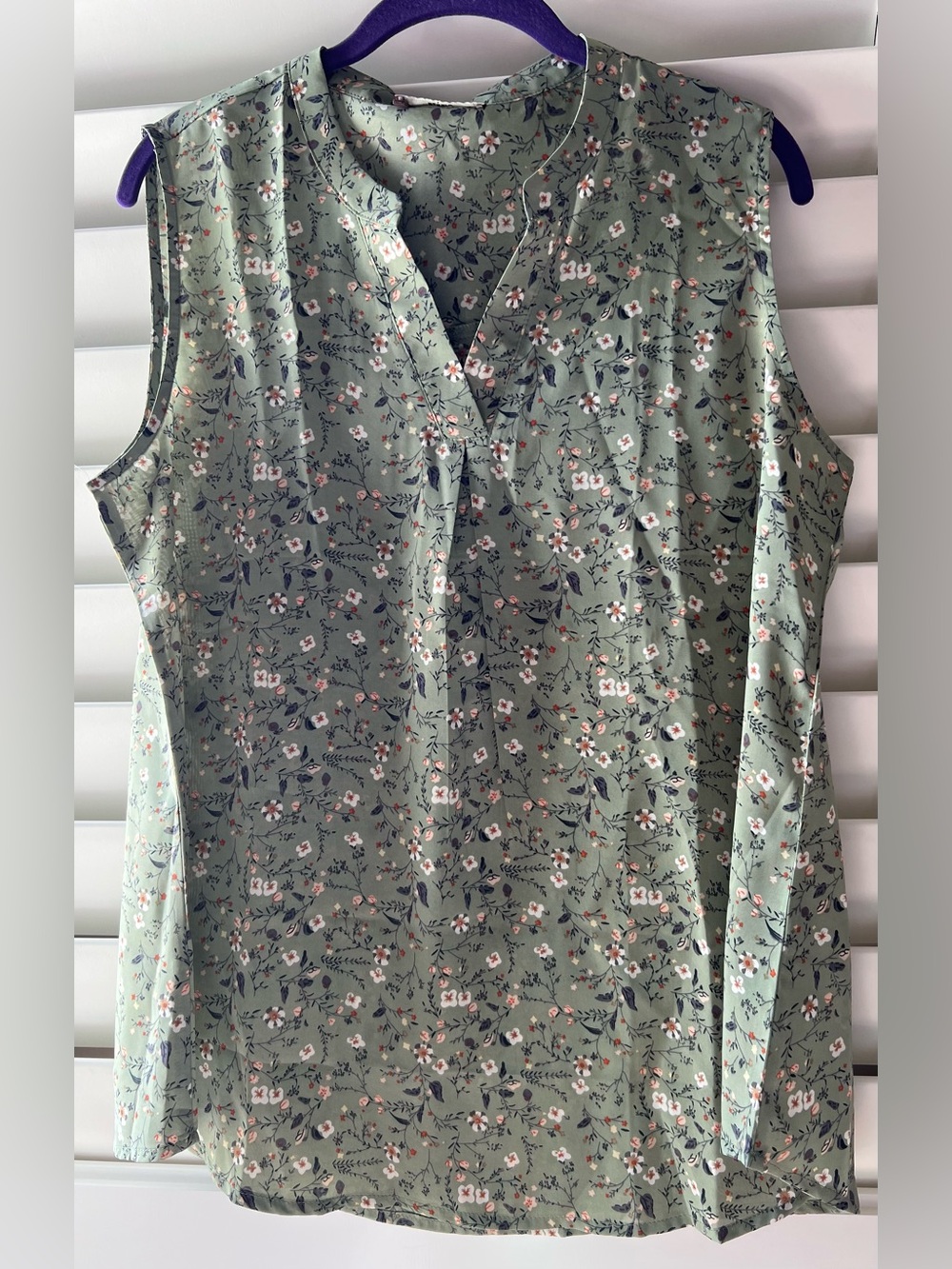Gaharu Large New/Tags Sleeveless Sage Floral V-Neck Women’s Top
